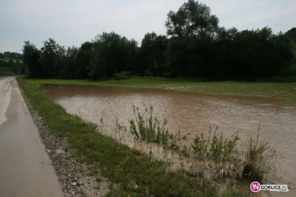 Podtopienia na drodze wojewódzkiej nr 981 k/ Bobowej - LIPIEC - zdjęcie 2