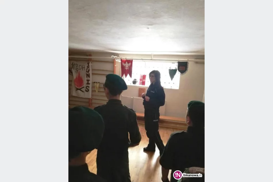Policjanci rozmawiali o bezpieczeństwie z harcerzami - zdjęcie 2