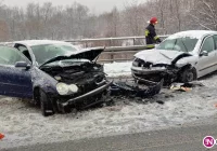 Dwójka poszkodowanych w zderzeniu aut i kolizja na środku mostu - zdjęcie główne