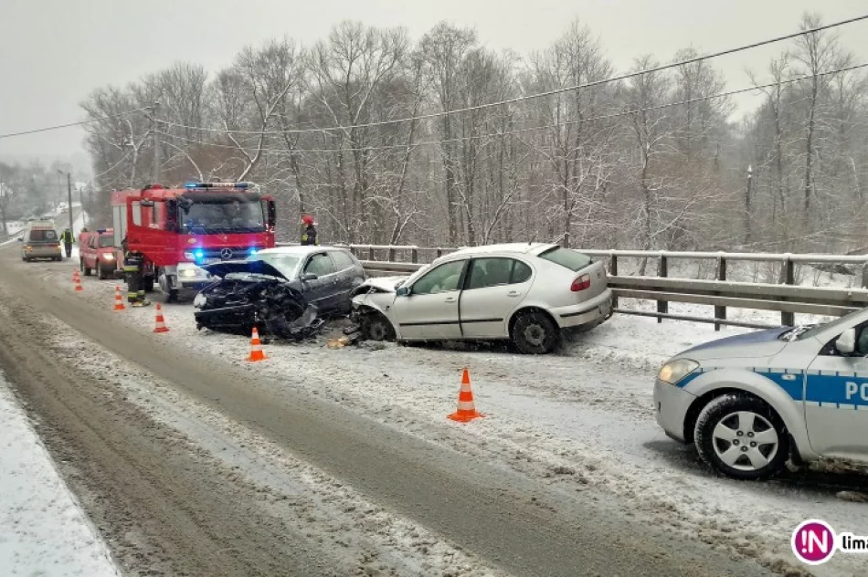 Dwójka poszkodowanych w zderzeniu aut i kolizja na środku mostu - zdjęcie 2