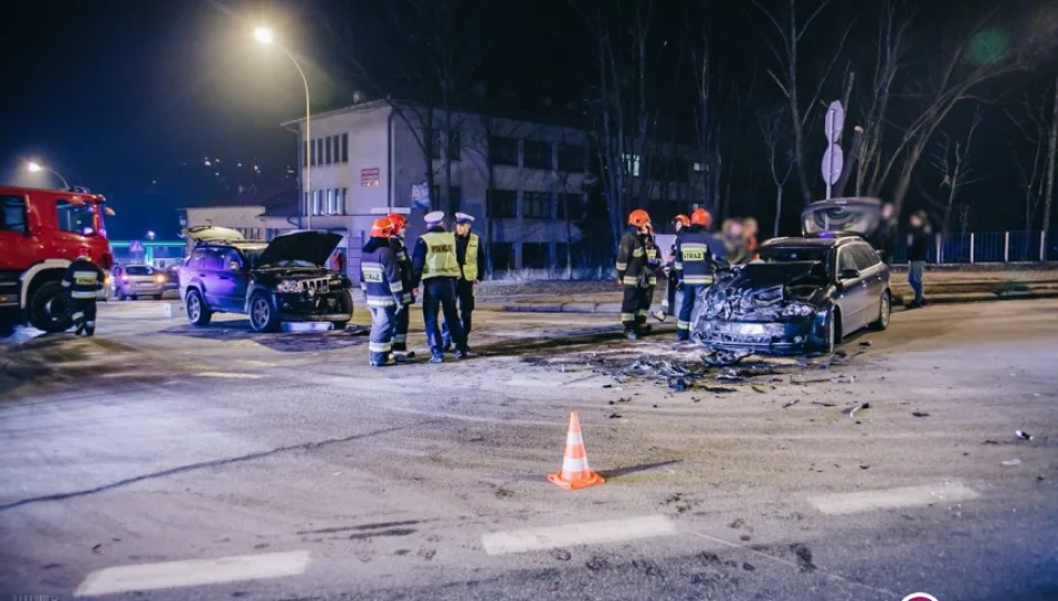 Zderzenie na skrzyżowaniu w centrum, 5 osób trafiło do szpitala (wideo) - zdjęcie 1