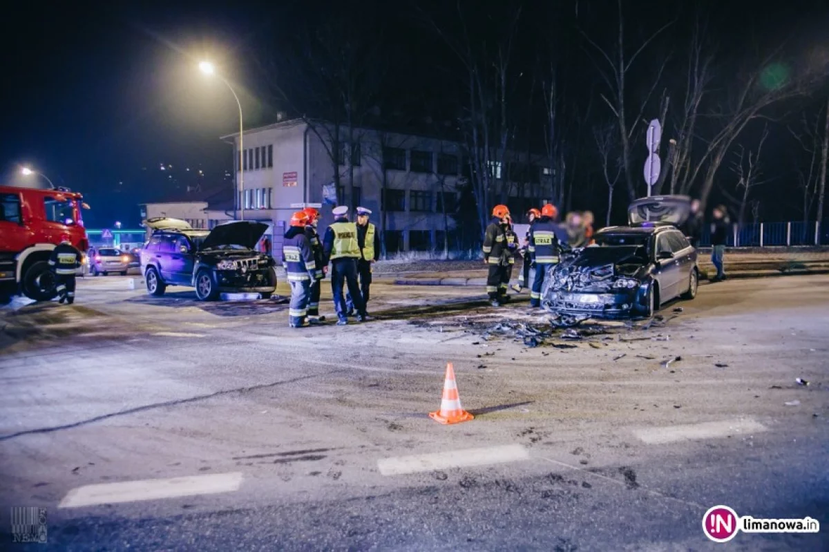 Zderzenie na skrzyżowaniu w centrum, 5 osób trafiło do szpitala (wideo)