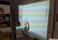 Przedszkolaki mają do dyspozycji interaktywną tablicę - zdjęcie główne