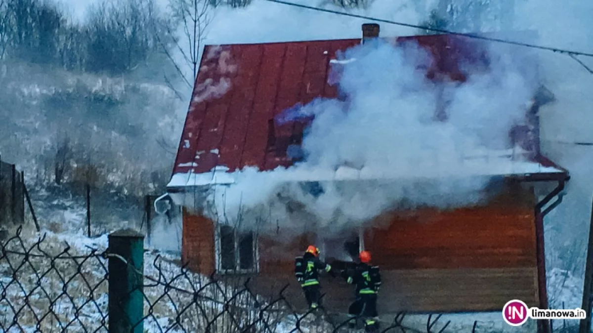 W drewnianym domu wybuchł pożar. W akcji uczestniczyło 38 strażaków (wideo)