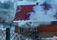W drewnianym domu wybuchł pożar. W akcji uczestniczyło 38 strażaków (wideo) - zdjęcie główne