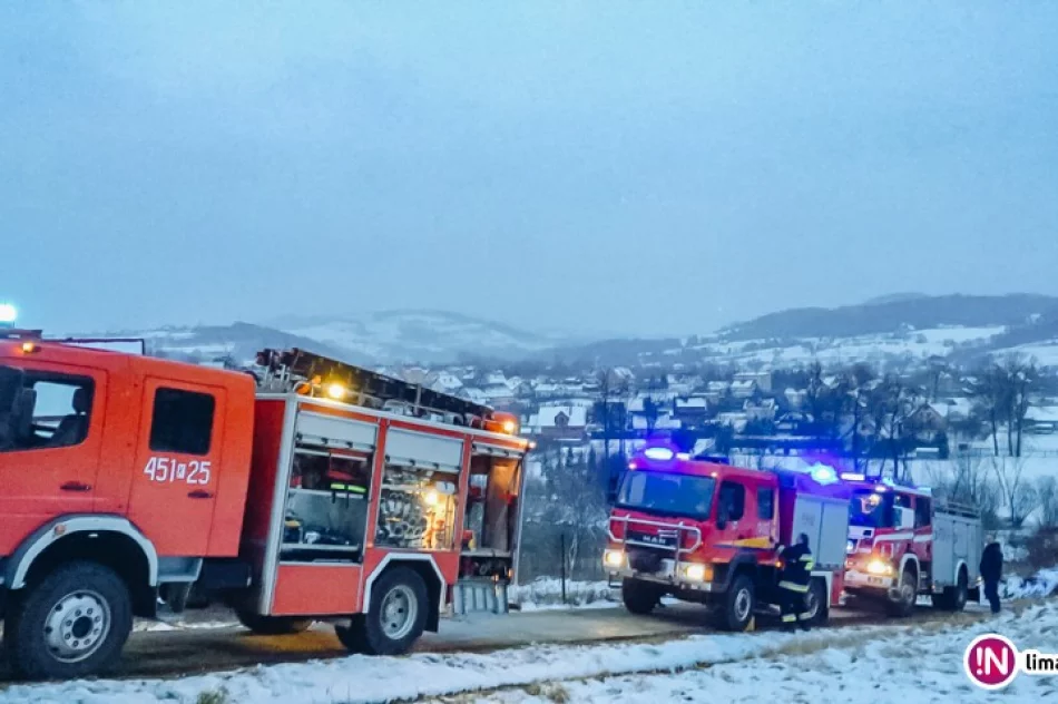 W drewnianym domu wybuchł pożar. W akcji uczestniczyło 38 strażaków (wideo) - zdjęcie 2