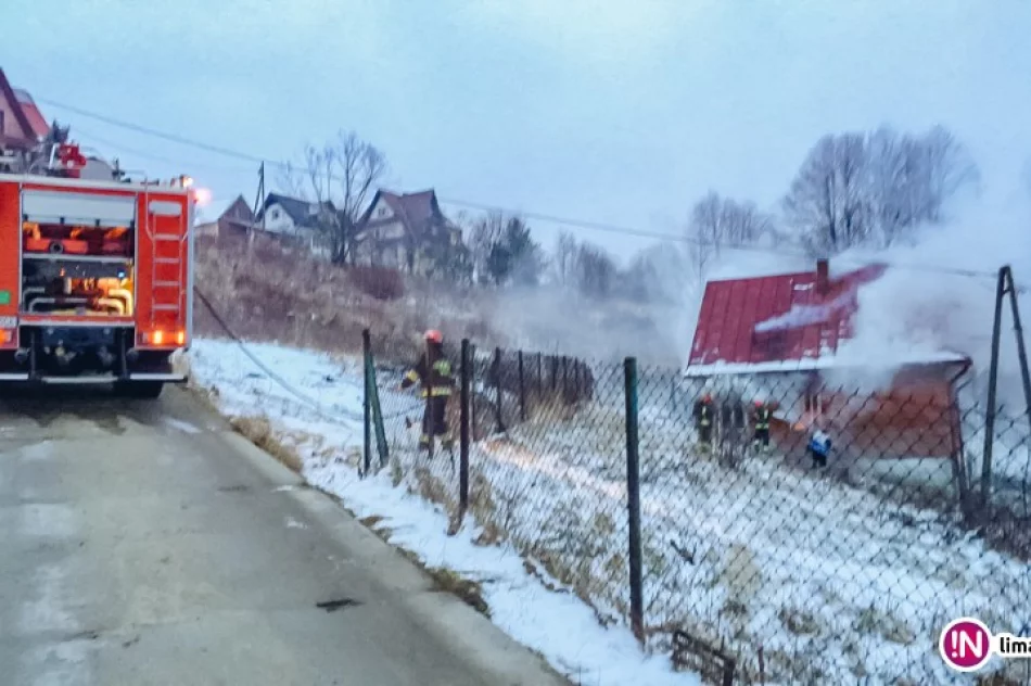 W drewnianym domu wybuchł pożar. W akcji uczestniczyło 38 strażaków (wideo) - zdjęcie 3