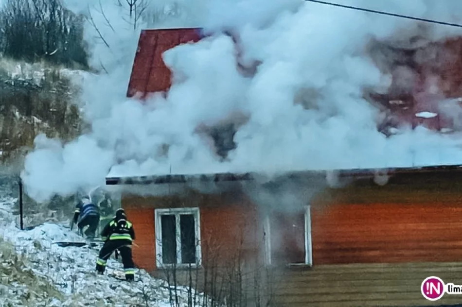 W drewnianym domu wybuchł pożar. W akcji uczestniczyło 38 strażaków (wideo) - zdjęcie 4