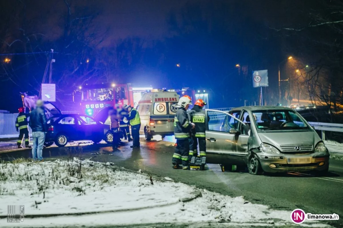 Zderzenie dwóch samochodów - ranna jedna osoba (wideo)