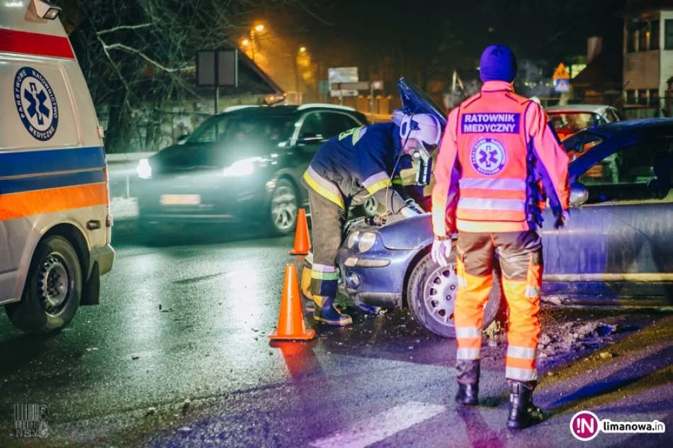 Zderzenie dwóch samochodów - ranna jedna osoba (wideo) - zdjęcie 2