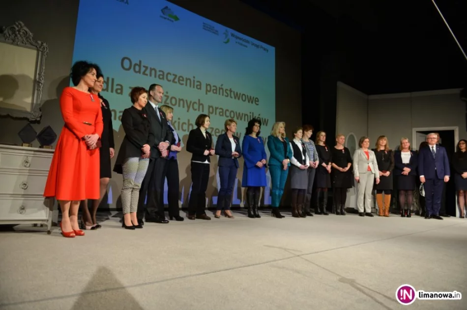 Pracownicy limanowskiego urzędu wyróżnieni medalami od prezydenta - zdjęcie 3