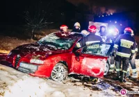 30-latka straciła panowanie, samochód dachował (wideo) - zdjęcie główne