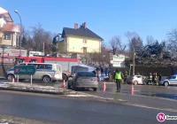Zderzenie na skrzyżowaniu w centrum, ruchem kieruje policja - zdjęcie główne
