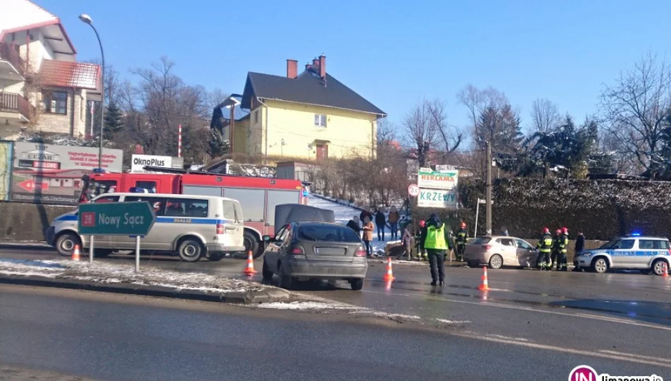 Zderzenie na skrzyżowaniu w centrum, ruchem kieruje policja - zdjęcie 1