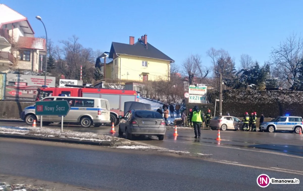 Zderzenie na skrzyżowaniu w centrum, ruchem kieruje policja