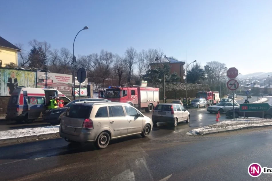 Zderzenie na skrzyżowaniu w centrum, ruchem kieruje policja - zdjęcie 2