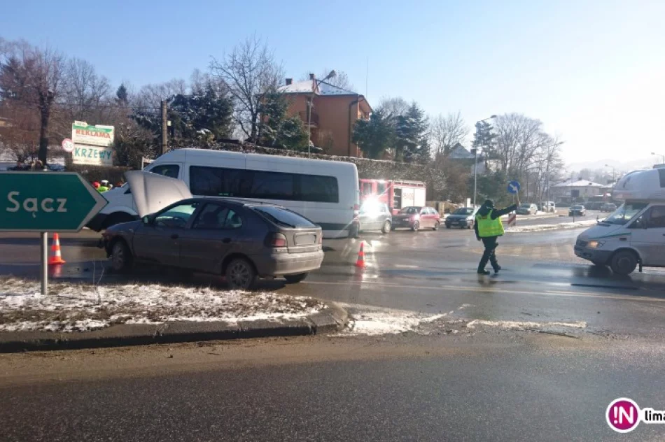Zderzenie na skrzyżowaniu w centrum, ruchem kieruje policja - zdjęcie 3