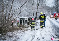 Trudne warunki na drogach. Ciężarówka wpadła do rowu (wideo) - zdjęcie główne