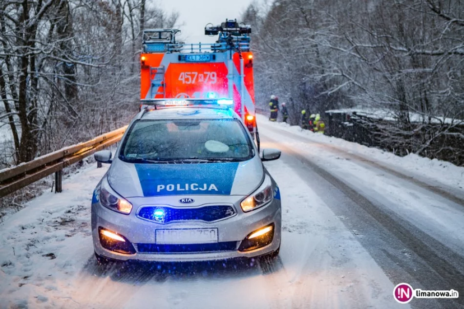 Trudne warunki na drogach. Ciężarówka wpadła do rowu (wideo) - zdjęcie 2