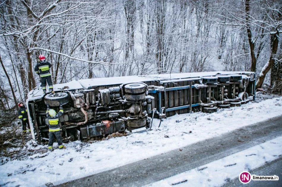 Trudne warunki na drogach. Ciężarówka wpadła do rowu (wideo) - zdjęcie 3