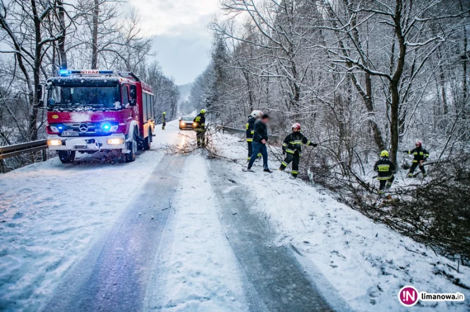 Trudne warunki na drogach. Ciężarówka wpadła do rowu (wideo) - zdjęcie 4