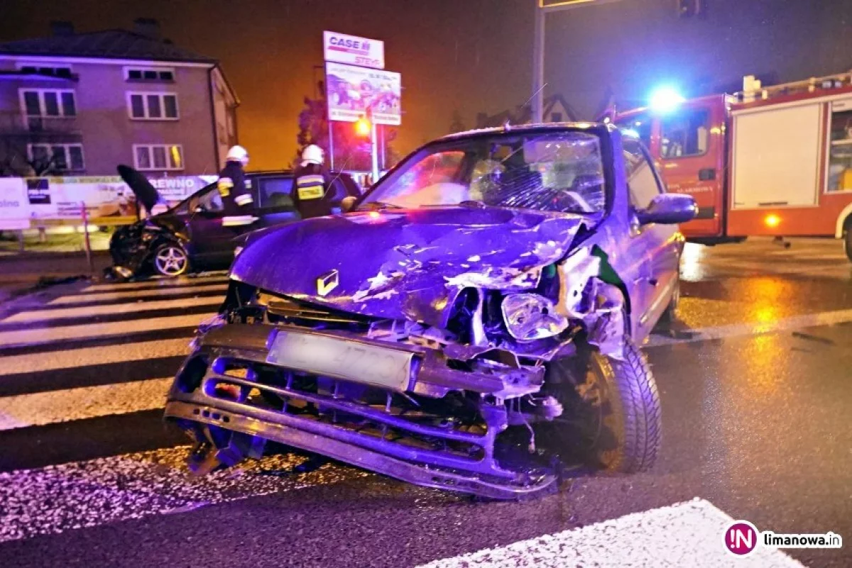 Kierująca Renault w szpitalu po wypadku na skrzyżowaniu
