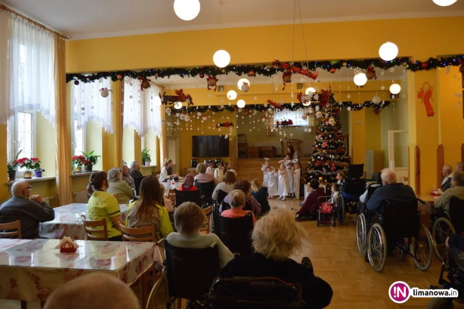 Przedszkolaki z wizytą u pensjonariuszy DPS - zdjęcie 2