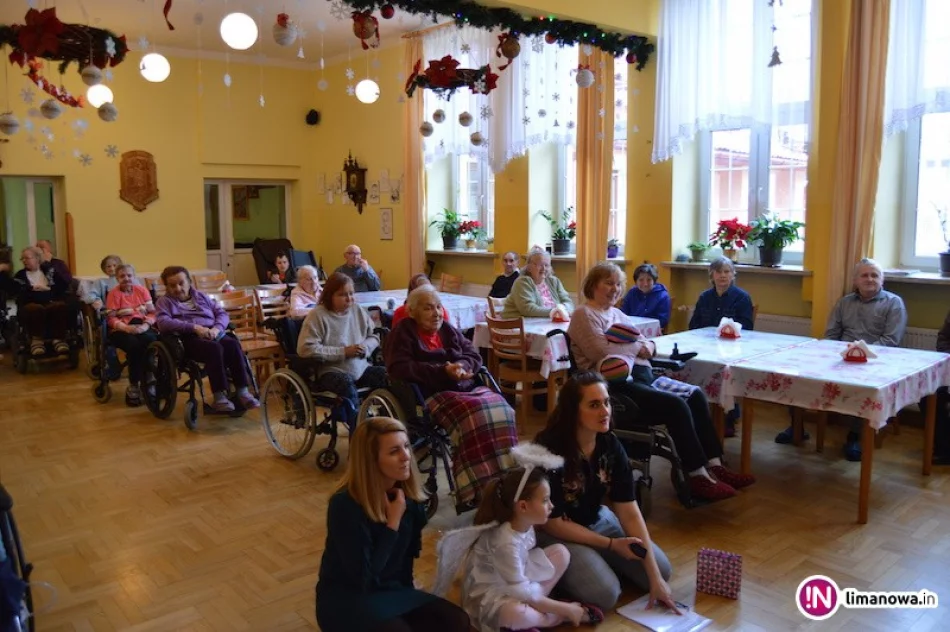 Przedszkolaki z wizytą u pensjonariuszy DPS - zdjęcie 3