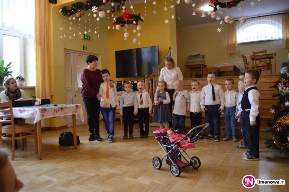 Przedszkolaki z wizytą u pensjonariuszy DPS - zdjęcie 4