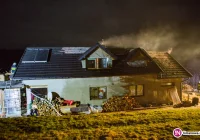 48 strażaków gasiło pożar poddasza. Straty na 150 tys. zł (wideo) - zdjęcie główne