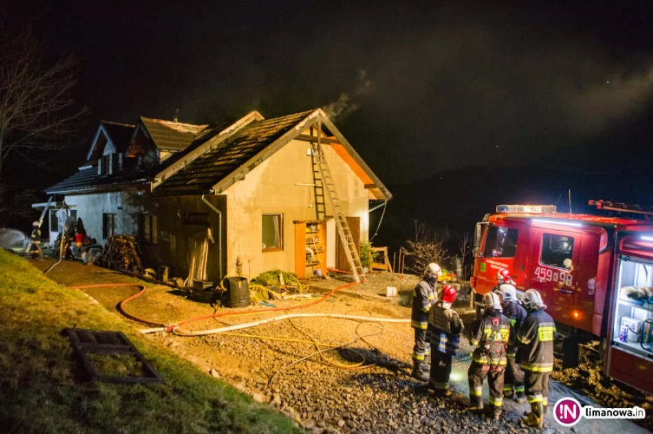48 strażaków gasiło pożar poddasza. Straty na 150 tys. zł (wideo) - zdjęcie 3