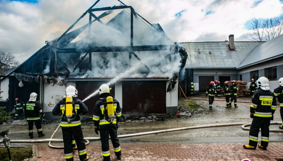 65 strażaków gasiło duży pożar przy stolarni - zdjęcie 1