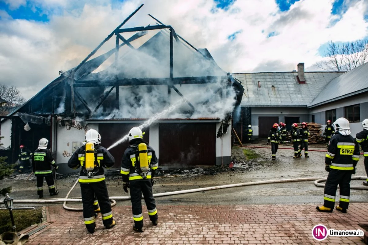 65 strażaków gasiło duży pożar przy stolarni