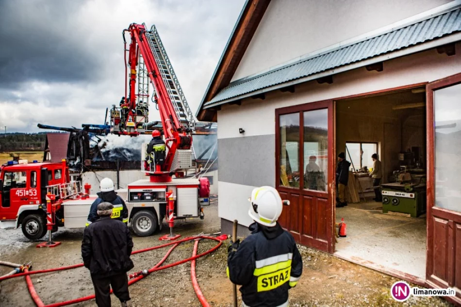 65 strażaków gasiło duży pożar przy stolarni - zdjęcie 3