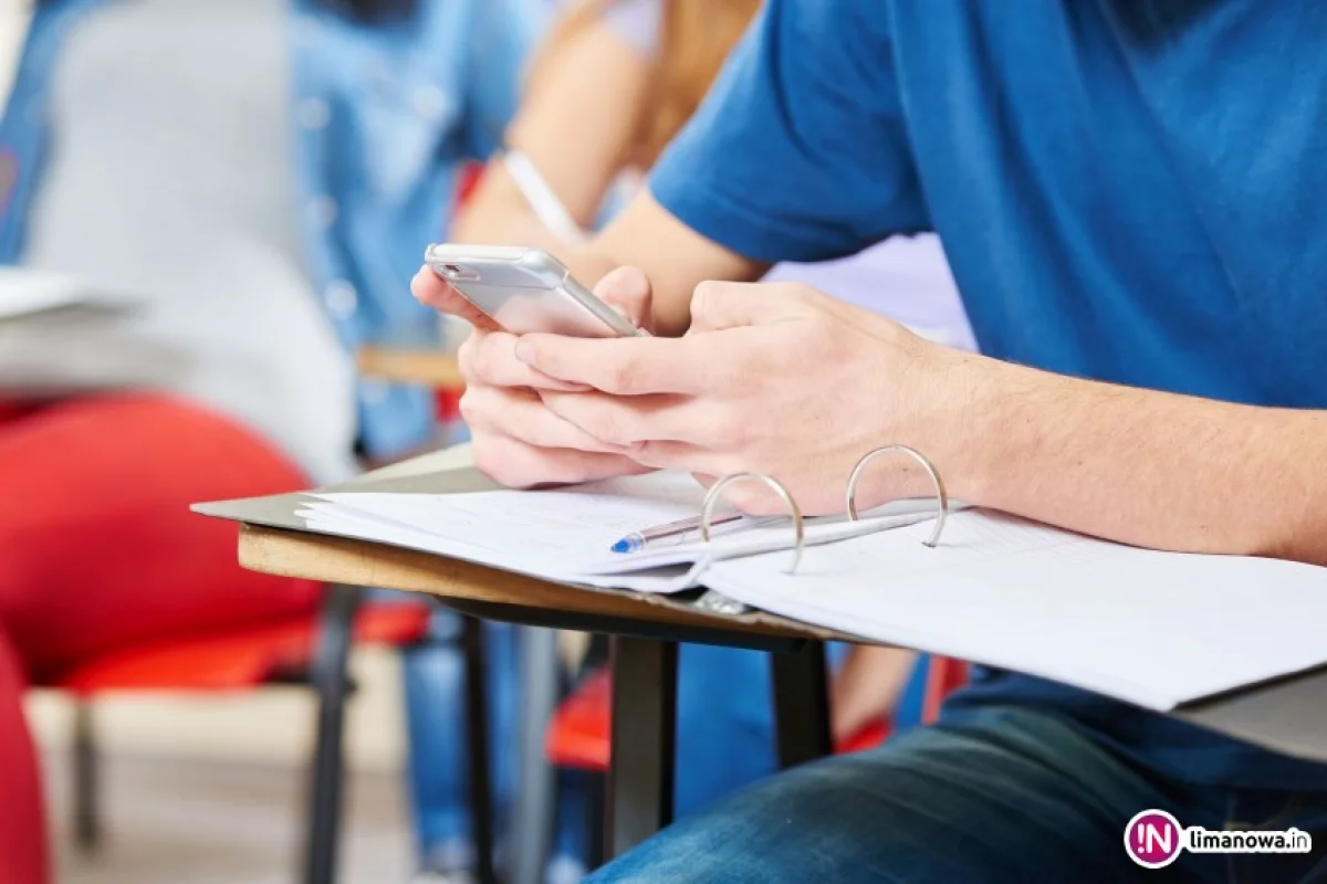 Psycholog: smartfon w szkole ma negatywny wpływ na zdolności poznawcze uczniów