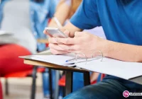 Psycholog: smartfon w szkole ma negatywny wpływ na zdolności poznawcze uczniów - zdjęcie główne