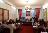 Krótka sesja bez zgody, później burzliwa dyskusja. 'Wszystkie gminy naśmiewają się z Tymbarku' - zdjęcie główne