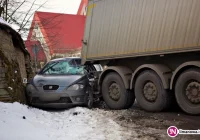 Seat uderzył w naczepę ciężarówki. Kierowca w szpitalu - zdjęcie główne
