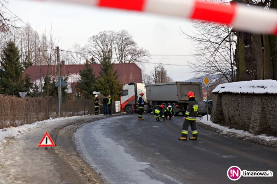 Seat uderzył w naczepę ciężarówki. Kierowca w szpitalu - zdjęcie 2