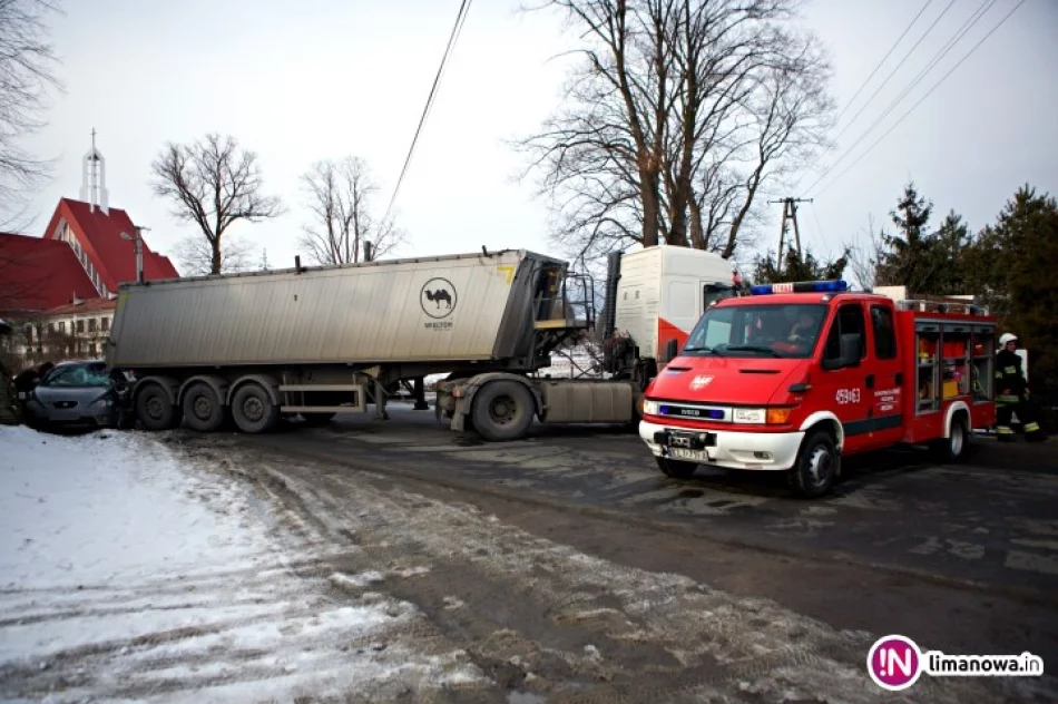 Seat uderzył w naczepę ciężarówki. Kierowca w szpitalu - zdjęcie 3