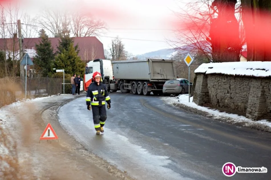 Seat uderzył w naczepę ciężarówki. Kierowca w szpitalu - zdjęcie 4