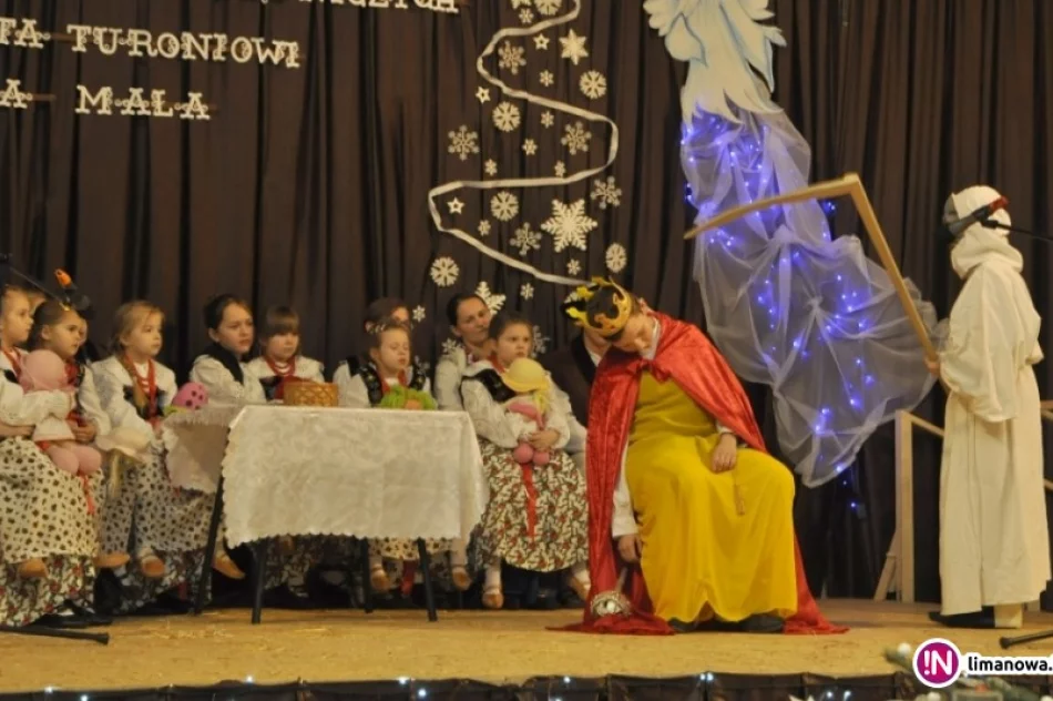 To był XIX Powiatowy Przegląd Kolędniczy pn. „Zagrojcie ta Turoniowi” - zdjęcie 2