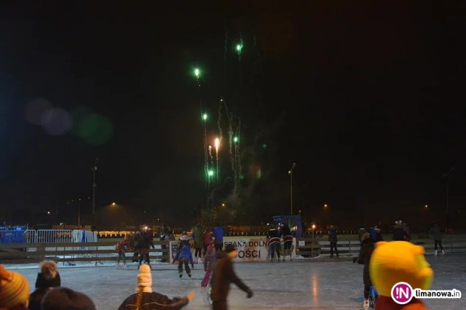 Lodowisko otwarte. Budzi kontrowersje, bo jest płatne - zdjęcie 3
