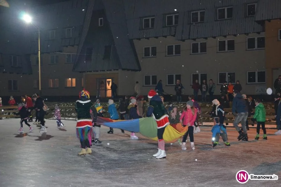 Lodowisko otwarte. Budzi kontrowersje, bo jest płatne - zdjęcie 4
