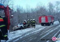 Kierująca nie mogła wyjść, bo auto zsuwało się ze skarpy - zdjęcie główne