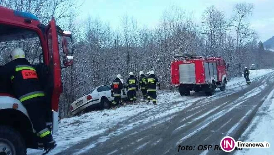 Kierująca nie mogła wyjść, bo auto zsuwało się ze skarpy - zdjęcie 1