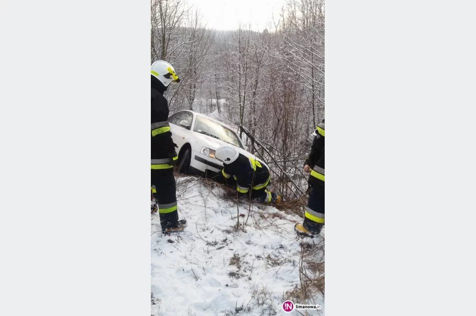 Kierująca nie mogła wyjść, bo auto zsuwało się ze skarpy - zdjęcie 2