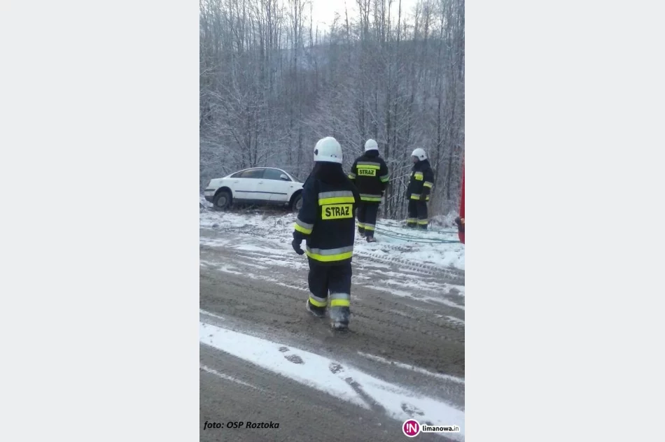 Kierująca nie mogła wyjść, bo auto zsuwało się ze skarpy - zdjęcie 4