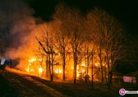 68 strażaków gasiło pożar. 100 tys. zł strat (wideo) - zdjęcie główne