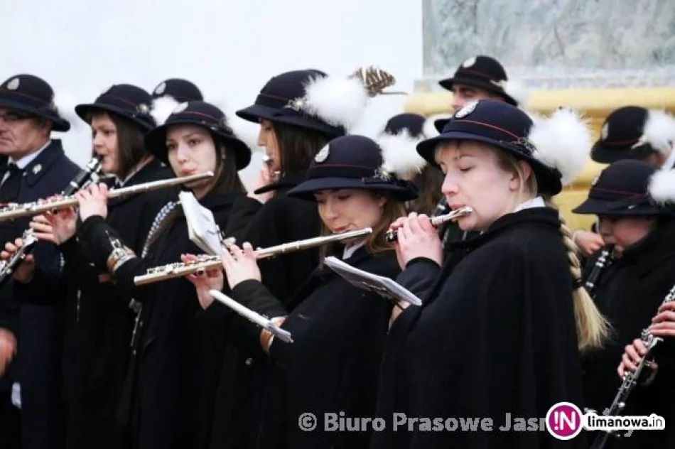 Strażacka orkiestra i chór z tradycyjną kolędą na Jasnej Górze - zdjęcie 3